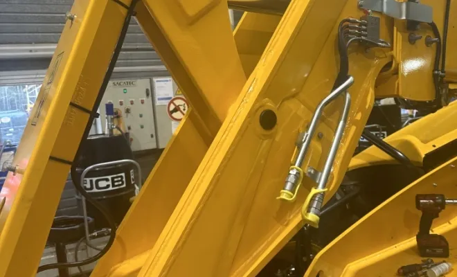 Montage d'un système beka ep-1 chez JCB à Sarcelles , Île-de-France, GT-LUB